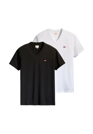 Mann trägt weißes Levi's T-Shirt mit V-Ausschnitt und rotem Logo-Patch auf der Brust, schaut nach vorne vor weißem Hintergrund.