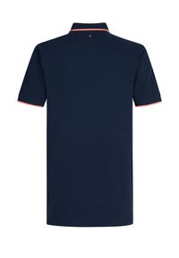 Camisa polo de color azul marino con un cuello corto y detalles en color rosa en los dobladillos de las mangas. Fabricada con una tela suave y texturizada de color sólido.