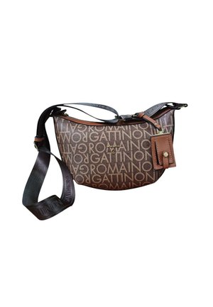 Borsa a tracolla marrone con motivo testuale "ROMAIN GATTINO" ripetuto, tracolla nera regolabile e targhetta in pelle marrone con bottone dorato.