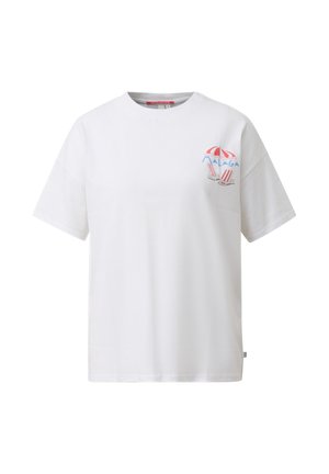 Wit T-shirt met korte mouwen met een klein ontwerp op de borst met rood-wit gestreepte strandstoelen onder een bijpassende parasol en het woord "Malaga."