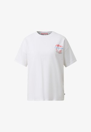 Wit T-shirt met korte mouwen met een klein ontwerp op de borst met rood-wit gestreepte strandstoelen onder een bijpassende parasol en het woord "Malaga."