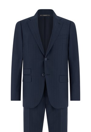 Donkerblauw krijtstreep colbert met inkepingrevers, twee voorste knopen, klepzakken en bijpassende broek zichtbaar aan de onderkant.