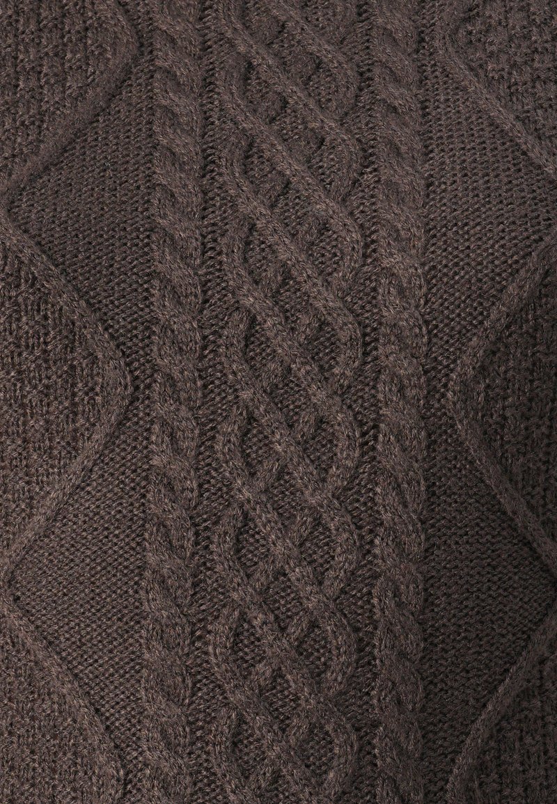 Tissu tricoté marron foncé avec des motifs en cable et en diamant complexes, montrant une texture détaillée et des variations de points.