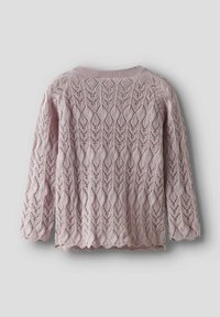 Ljust rosa stickad tröja med diamantmönster, långa ärmar och vinklad nederkant. Texturen är luftig och öppen.