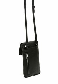 Borsa a tracolla nera in pelle con finitura texture, tasca con zip e lunga tracolla regolabile. Forma rettangolare compatta. Accenti in metallo argentato.