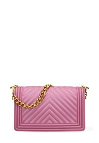 Borsa a tracolla in pelle trapuntata rosa con motivo a zig zag, una tracolla in metallo dorato e una forma rettangolare strutturata.