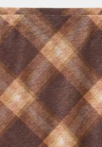 Tissu à carreaux marron et beige avec un motif tissé texturé et des formes en losange superposées.
