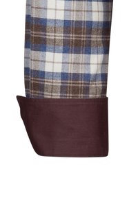 Polsino della camicia a quadri con un motivo a quadri blu, marrone e bianco su un tessuto testurizzato. Il polsino bordeaux a contrasto aggiunge dettaglio.