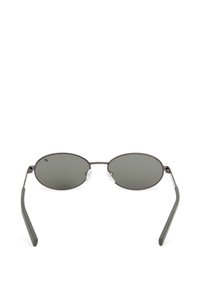 Gafas de sol metálicas con lentes ovaladas grises, montura delgada gris, almohadillas nasales transparentes y patillas rectas. Diseño minimalista sin marca visible.