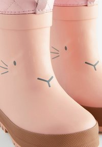 Stivali di gomma rosa per la pioggia con design a faccia di coniglio, caratterizzati da accenti grigi per il muso e le baffi, e una suola marrone texturizzata per la presa.
