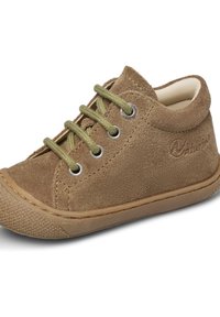 Hnědé semišové boty s zelenými tkaničkami, gumovou podrážkou a kovovými očka. Obsahují vyražené logo a měkkou vnitřní podšívku pro pohodlí.