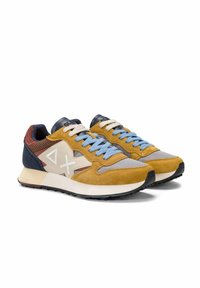 Coppia di sneakers basse in suede giallo senape, tessuto beige e grigio, con lacci blu e beige e logo geometrico sul lato.