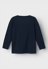 Marineblå langermet skjorte, laget av bomull, har en rund hals og rett kant. Stoffet har en jevn tekstur med minimale sømmer.