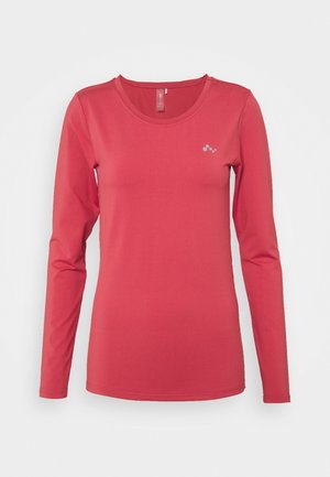 Maglietta sportiva aderente a maniche lunghe di colore rosso corallo con scollo rotondo e piccolo logo riflettente sul petto a sinistra, su sfondo bianco.