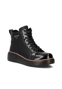 Czarne sneakersy wysokie wykonane z błyszczącej skóry lakierowanej z szeroką gumową podeszwą i wiązanym designem. Charakteryzują się metalicznym logo na boku.