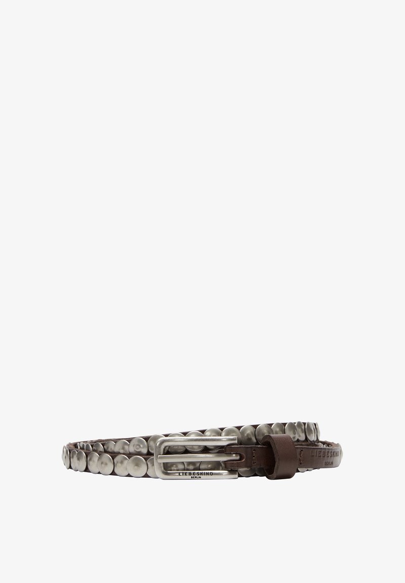 Brauner Ledergürtel mit silbernen runden Nieten, einer rechteckigen Metallschnalle und geprägtem Branding am Riemen, mit einer glatten Textur.