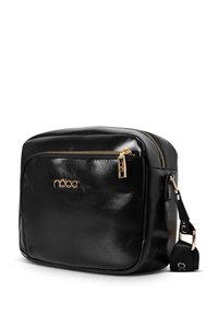 Borsa nera in ecopelle con superficie lucida, dettagli in metallo dorato, tasca frontale con zip e una tracolla regolabile con logo del marchio.
