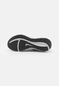 Nike Performance DOWNSHIFTER 13 - Chaussures de running sur route - white/metallic silver/ashen slate/photon dust/black/racer blue