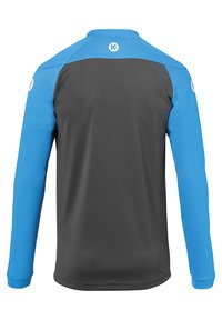 Langärmliges Sportshirt mit schwarzem Körper und blauen Ärmeln. Verfügt über einen Kragen und Logoakzente an den Schultern. Glattes, leichtes Material.