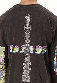 Černá dlouhá košile s potiskem na přední a zadní straně, včetně lebkovitých postav a složitých vzorů.