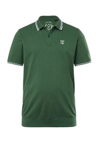 Tmavě zelené polo tričko vyrobené z bavlny. Má vroubkovaný límeček s bílými pruhy, dvouknoflíkovou légou a vyšitým logem na hrudi.