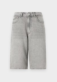 Harmaat farkkushortsit, joissa on keski-korkea vyötärö, suora leikkaus, viisi taskua ja näkyvät ompeluyksityiskohdat. Puhtaan klassinen muotoilu, ilman koristeita.