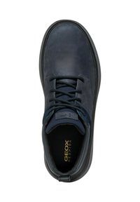 Zapato de cuero azul oscuro con un acabado suave, punta redonda, diseño con cordones, cuello acolchado y suela de goma negra texturizada.