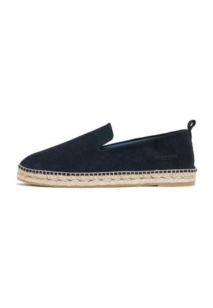 Navy blauwe suède espadrille met een juten touwzool, instapontwerp, ronde neus en een lusvormige achterkant voor gemakkelijk aan- en uittrekken.