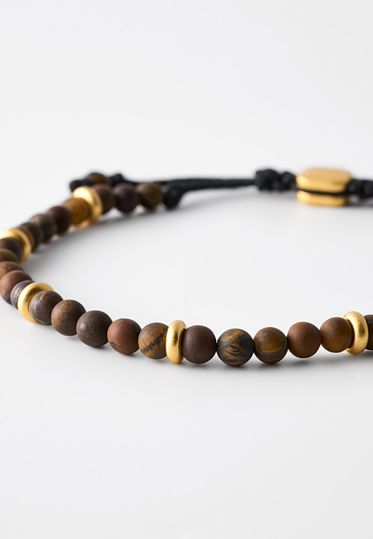 Bracelet en perles composé de perles en bois brun foncé entrecoupées d'accents dorés, sécurisé par un cordon noir réglable.