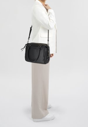 Musta nahkainen käsilaukku, jossa on kaksinkertaiset yläkahvat ja säädettävä olkahihna. Sujuva pinta, minimalistinen muotoilu, jossa on hopeiset yksityiskohdat.