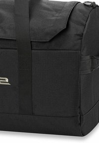 Sac de sport en tissu noir avec une forme structurée, présentant un rabat de fermeture, des sangles ajustables, et un accent de logo argenté à l'avant.