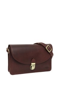 Brun läder crossbody-väska med klaffstängning, guldfärgad hårdvara, justerbar rem och slät yta. Kompakt rektangulär design.