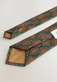 Grüne Krawatte mit Paisleymuster in Rottönen, Gold und Gelb, mit glatter Textur und satinähnlichem Finish. Doppellagige Spitze.