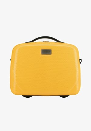 Geel gestructureerde harde koffer met een zwarte handgreep en een zilveren logo-plaat, voorzien van versterkte hoeken en een gladde afwerking.