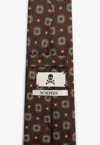 Corbata marrón con patrones que presenta motivos florales en azul, gris y naranja. Incluye una etiqueta blanca con un gráfico de calavera y el texto "SCALPERS".