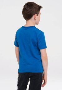 Blaues kurzärmliges T-Shirt aus Baumwolle mit Rundhalsausschnitt und glatter Textur. Zeigt eine einfarbige Gestaltung ohne Muster.