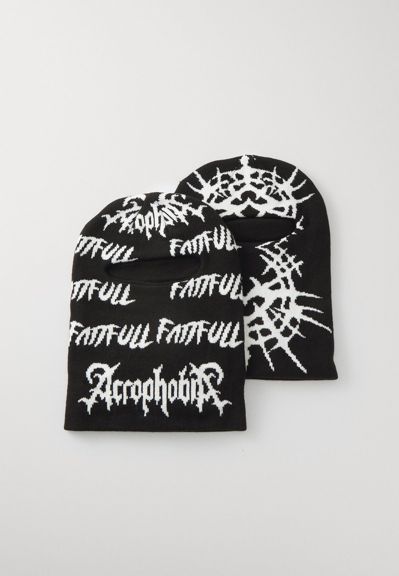 Schwarze Strickmütze mit auffälligem weißen Text und Grafiken, darunter ein stacheliges Muster und wiederholte Wortdesigns.