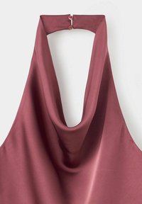 Haut sans manches bordeaux à col halter drapé avec deux boutons au niveau du col arrière sur fond uni.