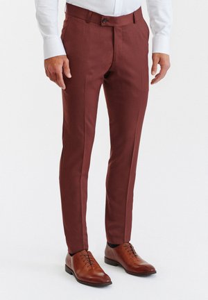 Spodnie slim-fit w ciemnoczerwonym materiale o gładkiej fakturze, z pojedynczym zapięciem na guzik, przednimi kieszeniami i przeszyciami.