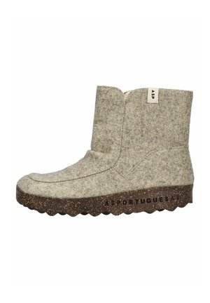 Světlé šedé kotníkové boty z plsti s texturovanou tmavě hnědou podrážkou a nápisem "ASPORTUGUESAS" na straně podrážky.