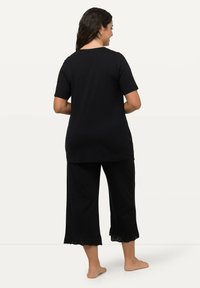 Ulla Popken LOCHSTICKEREI V-AUSSCHNITT HALBARM SET - Pyjama - black