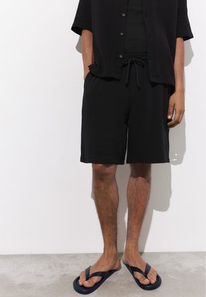 PULL&BEAR BERMUDA SHORT - Pantalon de survêtement - black