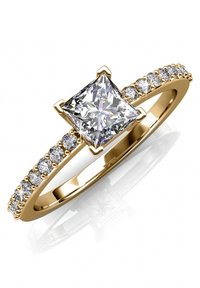Goldring mit einem einzelnen, princess-cut Diamanten in der Mitte und einem Pavé-Design aus kleineren Diamanten entlang des Bandes.