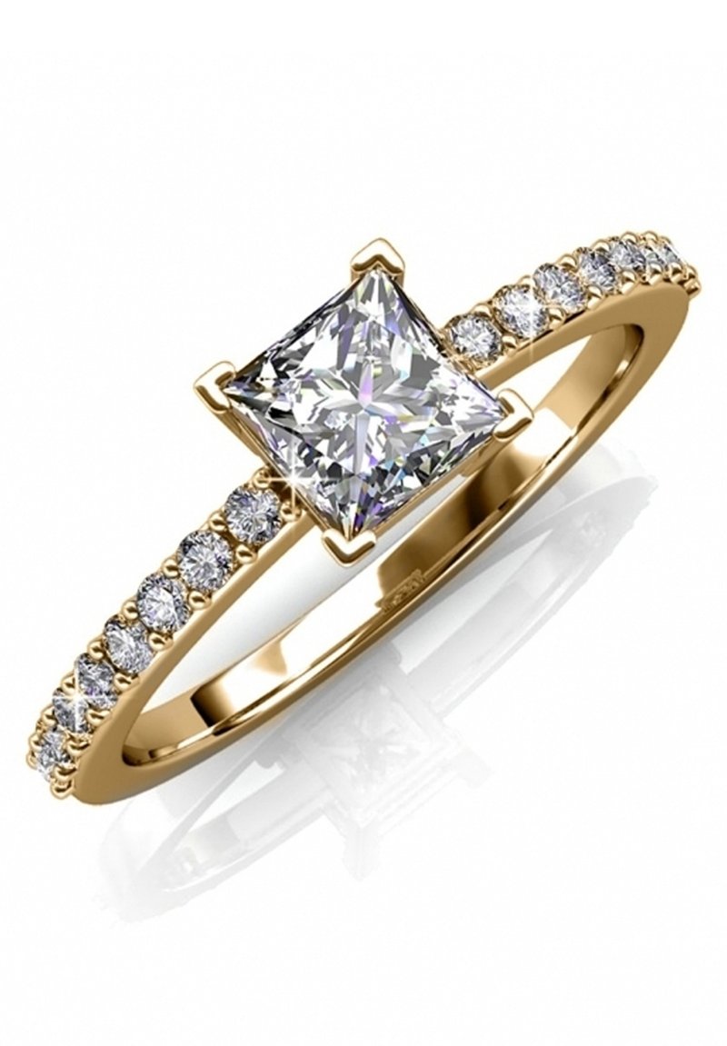 Goldring mit einem einzelnen, princess-cut Diamanten in der Mitte und einem Pavé-Design aus kleineren Diamanten entlang des Bandes.
