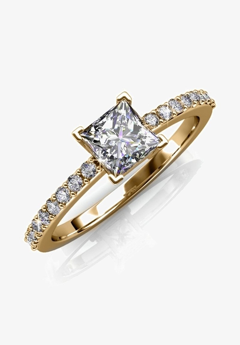 Goldring mit einem einzelnen, princess-cut Diamanten in der Mitte und einem Pavé-Design aus kleineren Diamanten entlang des Bandes.