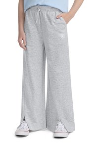 Ανοιχτό γκρι φαρδιά παντελόνια φόρμας με κορδόνι στη μέση, πλαϊνές τσέπες και σχισμές στο στρίφωμα, με ένα μικρό έμβλημα στο αριστερό μηρό.