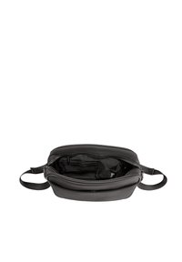 Sort lædertaske med lynlåsåbning. Indvendigt har den flere lommer og en nøglekrog. Glat tekstur og minimalistisk design.