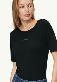s.Oliver ELASTISCHES  MIT LABEL - Lihtne T-särk - schwarz