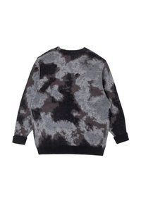 Maglione a girocollo con maniche lunghe in un motivo astratto camouflage nero e grigio, mostrato dal retro.