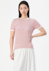 Rød- og hvidstribet kortærmet t-shirt med rund hals og ribbede hvide detaljer ved kraven og ærmerne. Tætsiddende design.